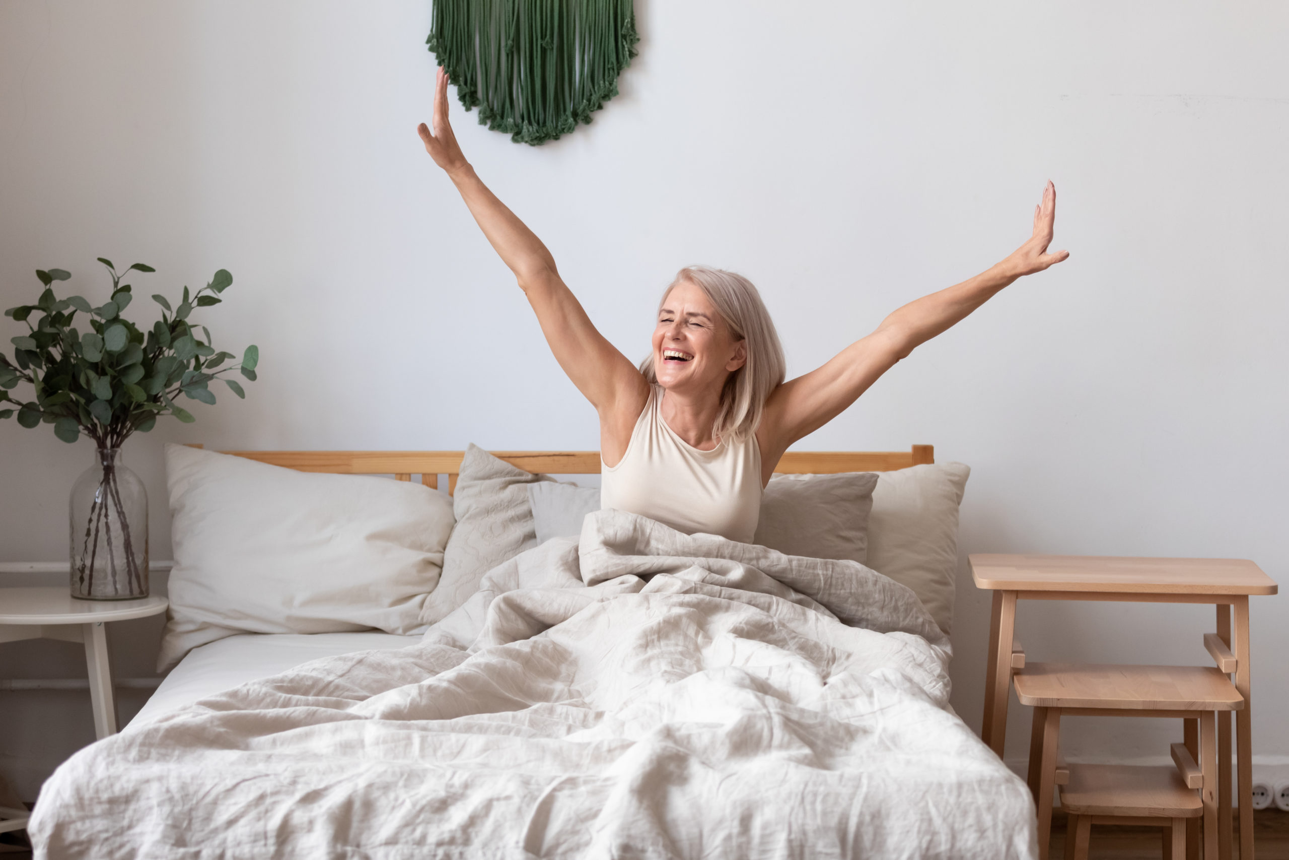 Malerei Klapper - Eine Frau die im Bett sitzt und sich freut